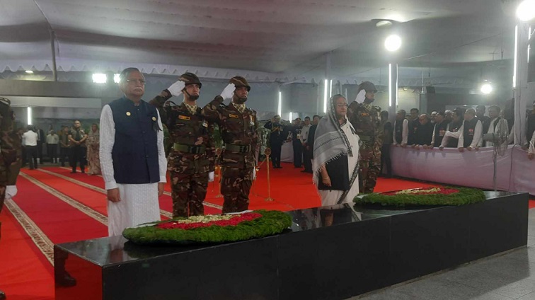 ধানমন্ডি ৩২ নম্বরে জাতির পিতা বঙ্গবন্ধু শেখ মুজিবুর রহমানের প্রতিকৃতিতে শ্রদ্ধা জানিয়েছেন রাষ্ট্রপতি